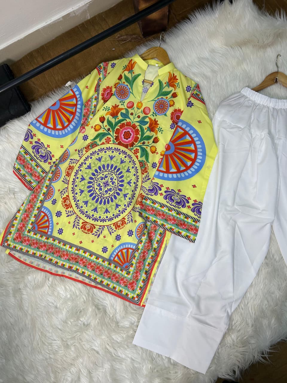 Trendy Printed Farshi 2-Piece Suit in Silk Crepe Fabric - Image 5